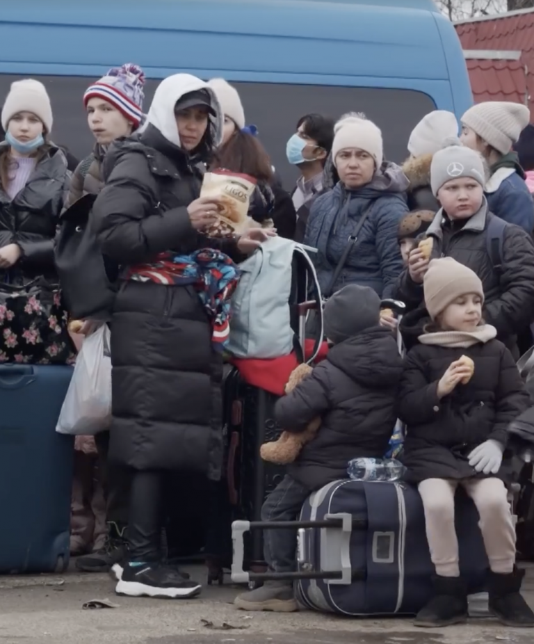 Romanians offer heartfelt support to Ukrainian refugees at the border